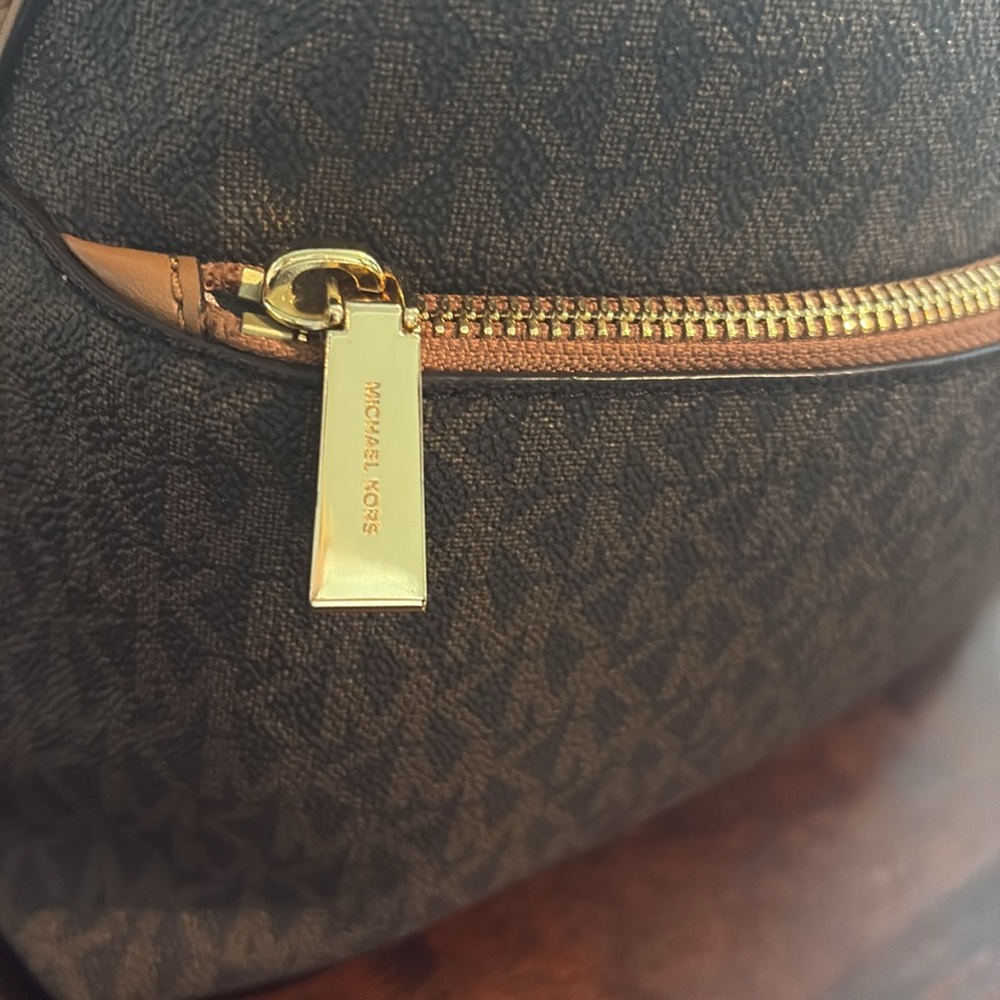 MICHAEL KORS Sheila Signature Backpack - Picture 9 of 13